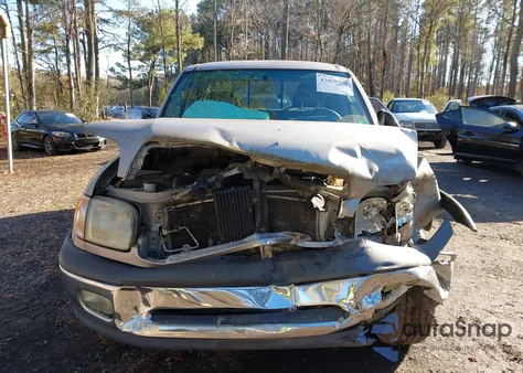 2002 Toyota Tundra Sr5 V8 z USA, uszkodzony, nr VIN 5TBBT44122S268440